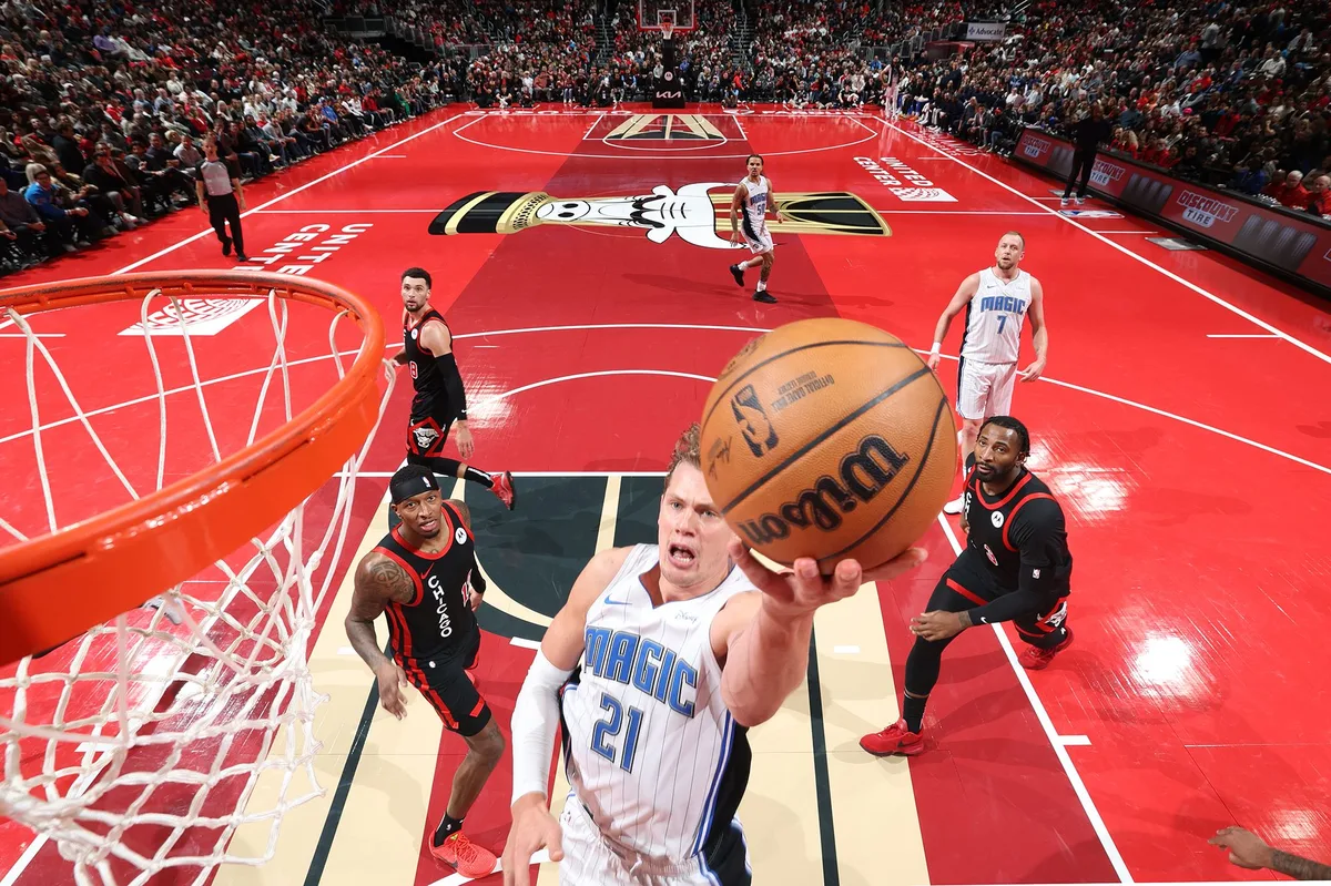 NBA篮球赛事现场，开云电竞品牌展示